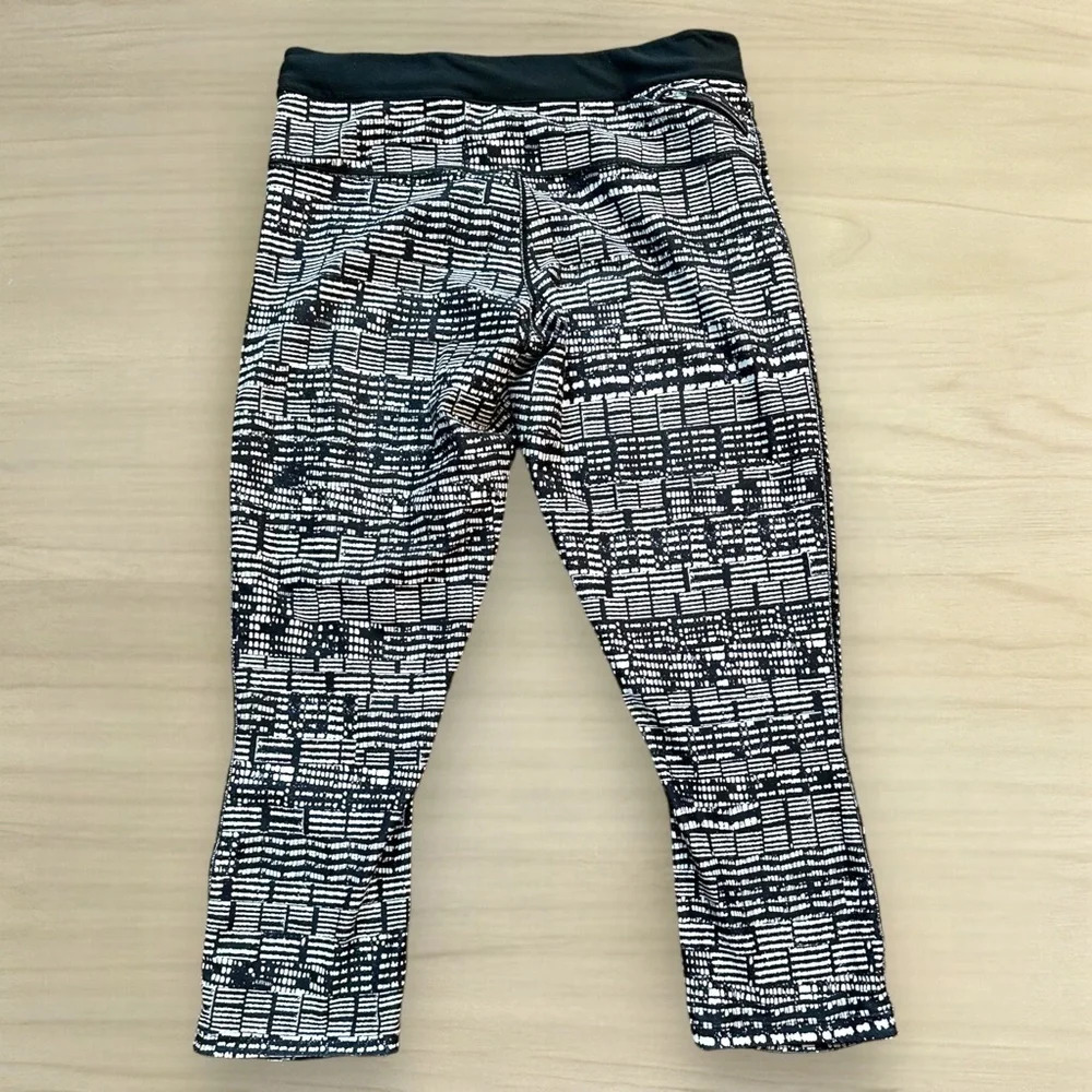 Nike Dri-Fit Women Legging Black White Geometric Elastic Waist crop size large - Picture 3 of 8